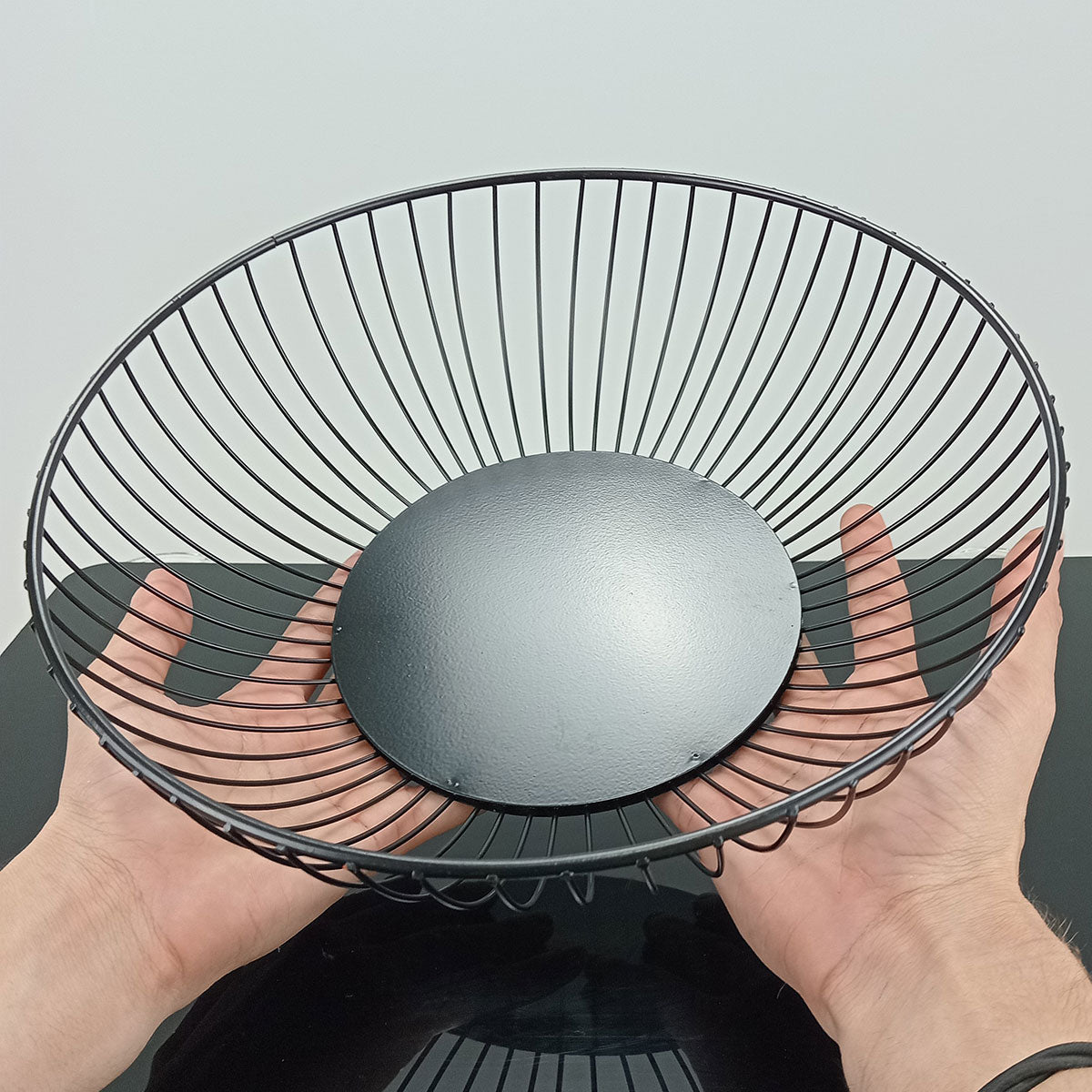 Fruteira de Metal Preta 28x28x8cm - Organizador de Frutas Elegante