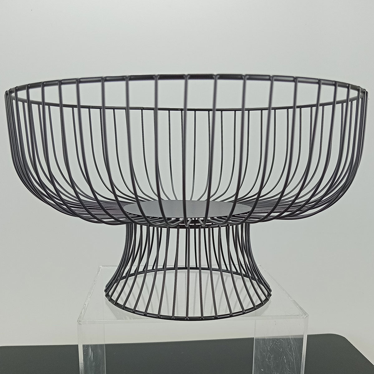 Fruteira de Metal Preto com Pé 15x26cm para Frutas Organizadas