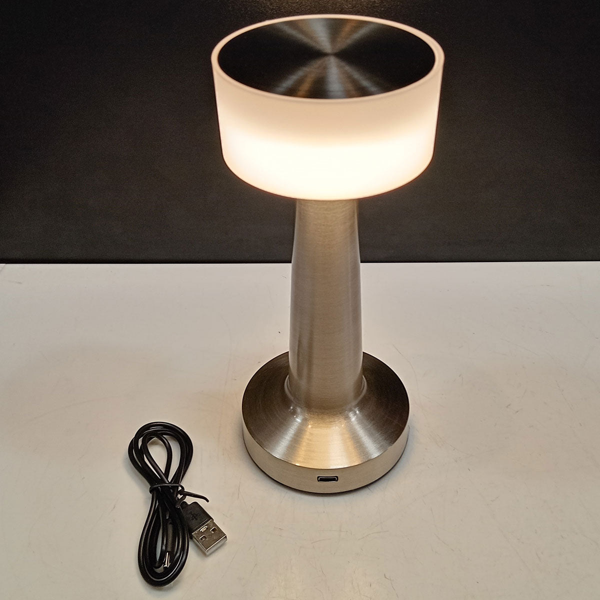 Luminária LED Mesa USB Metal Prata 21x9x9cm - Iluminação Eficiente