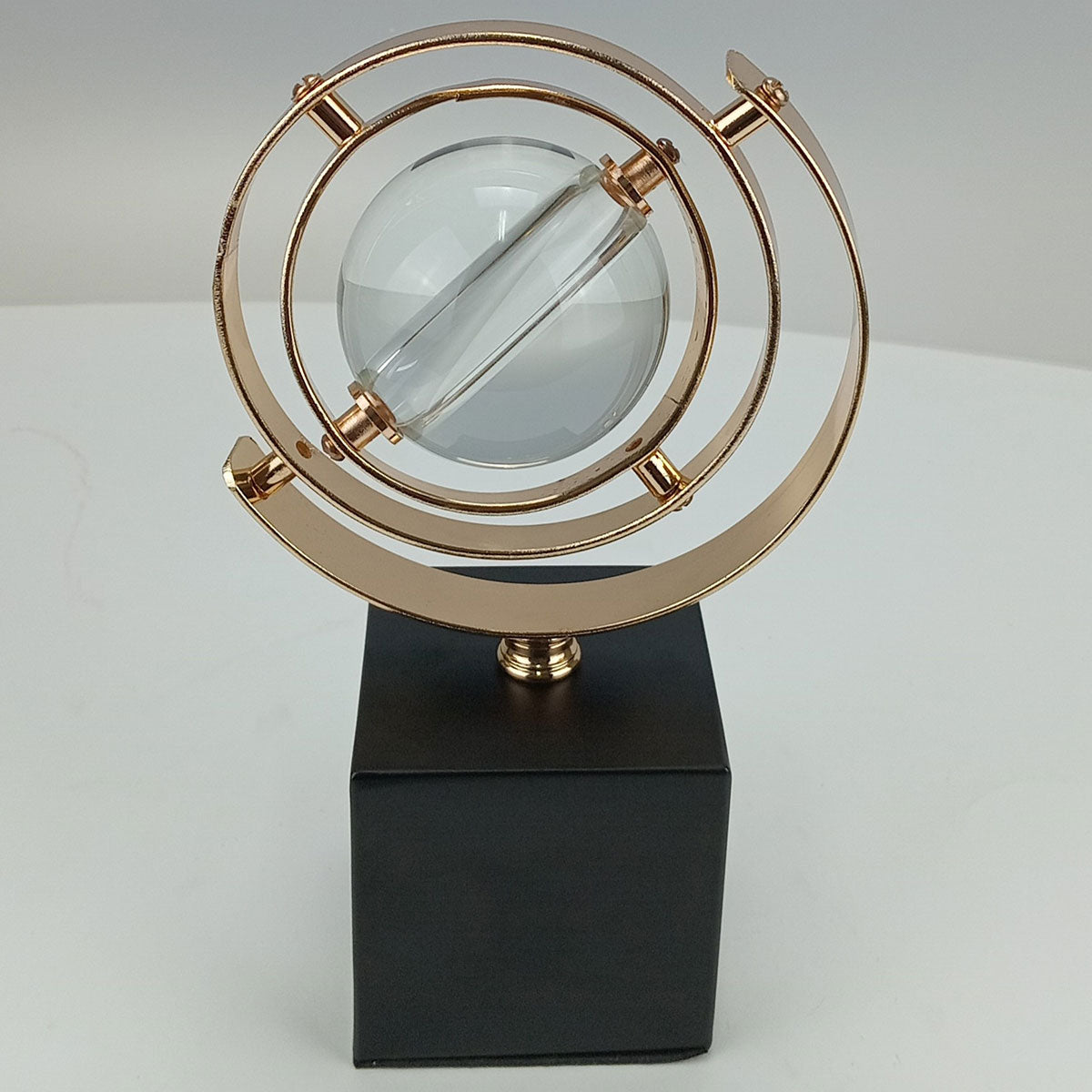 Escultura Decorativa em Metal Dourado 23x15cm para Ambientes