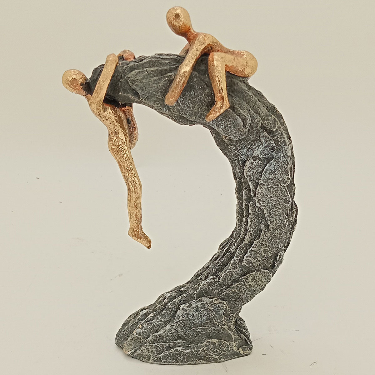 Escultura Decorativa em Resina Dourada 22x15x5cm para Sala e Escritório