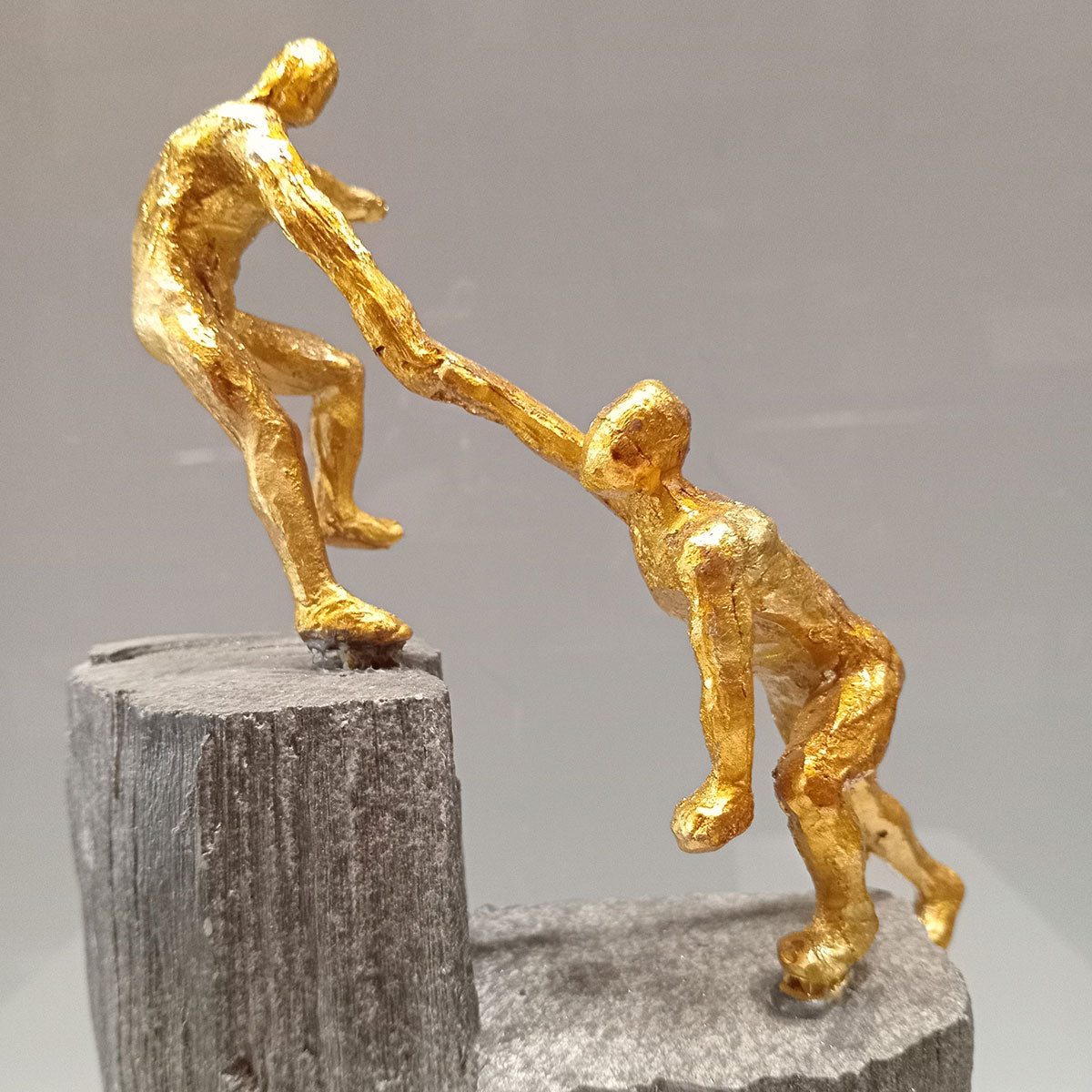 Escultura Decorativa em Resina Dourada 31x16x8cm para Decoração