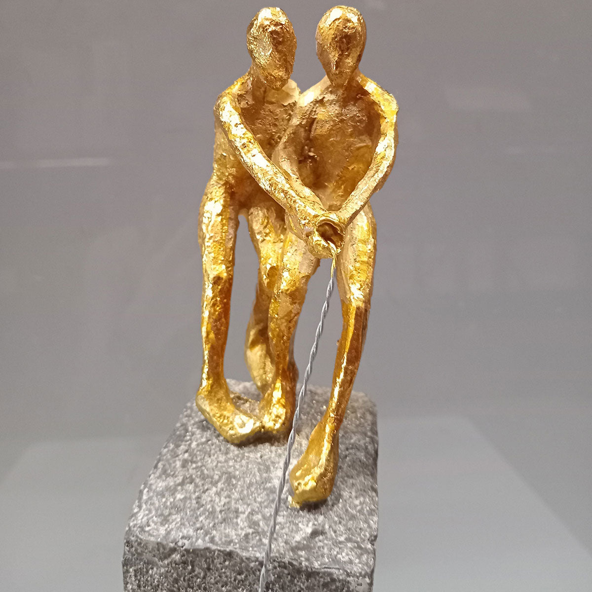 Escultura Decorativa em Resina Dourada 35x15x5,5cm para Decoração