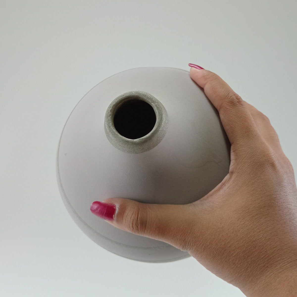 Vaso Decorativo Frith Cerâmica 18x16cm Cinza para Flores e Folhagens