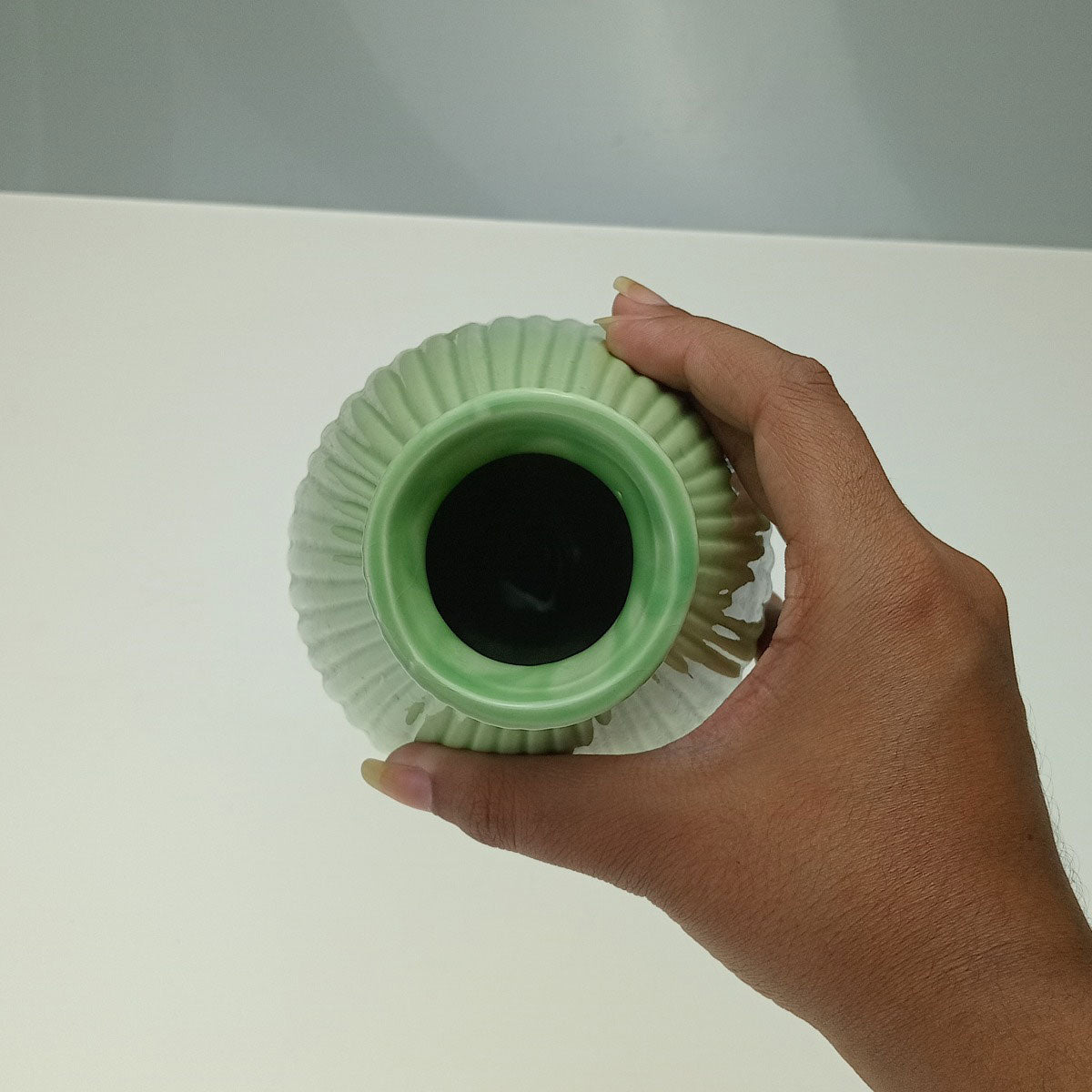Vaso Cerâmico Verde Crispin 18x11cm para Decoração de Ambientes