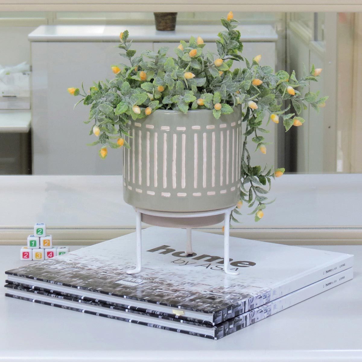 Cachepô de Cerâmica Cinza Bernan 20x14cm com Suporte para Plantas