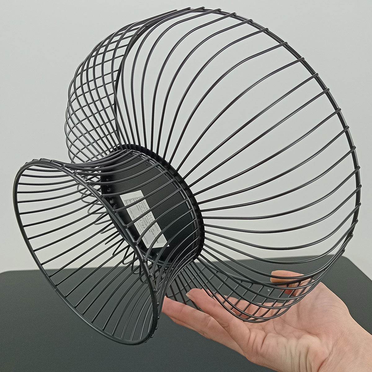 Fruteira de Metal Preto com Pé 15x26cm para Frutas Organizadas