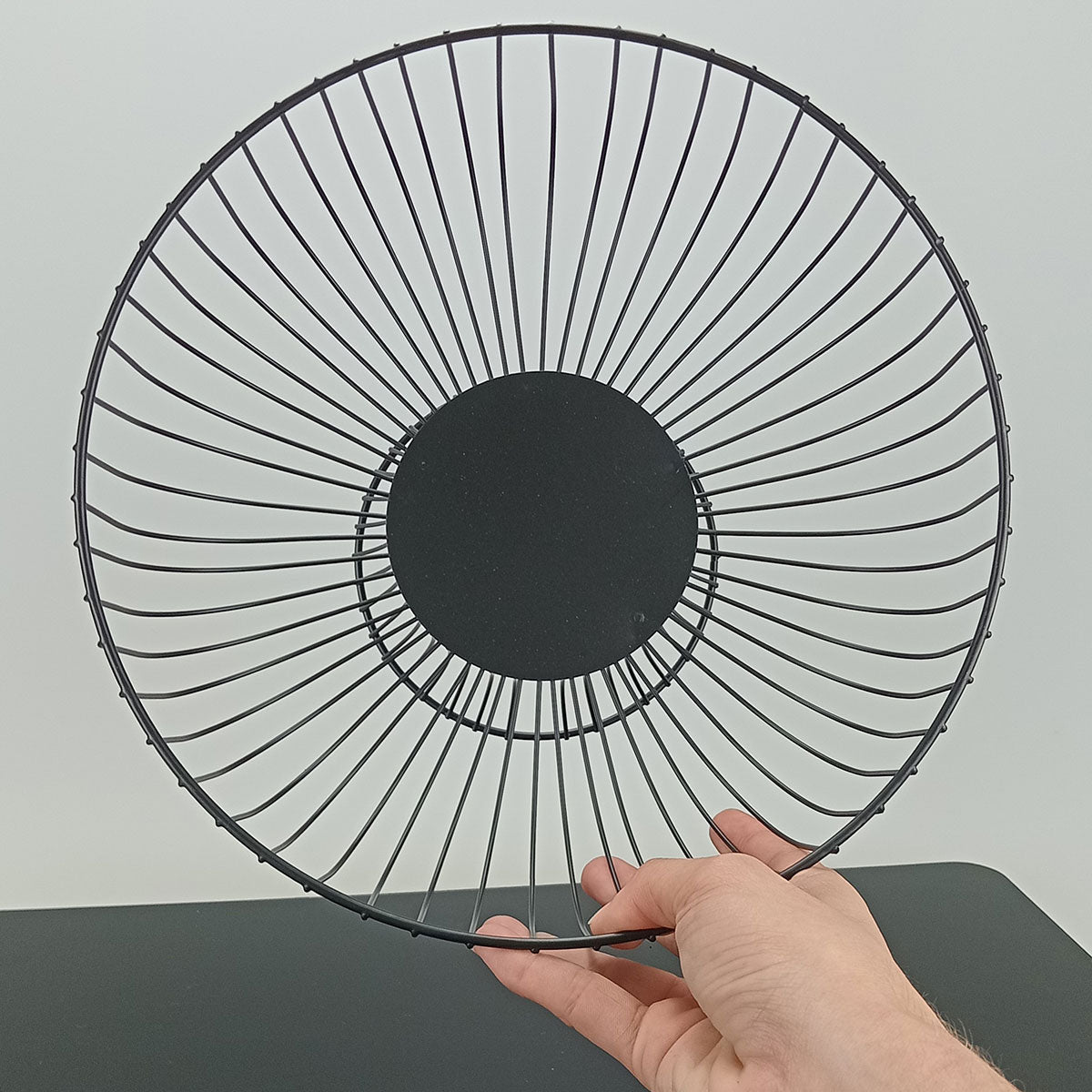 Fruteira de Metal Preto com Pé 15x26cm para Frutas Organizadas