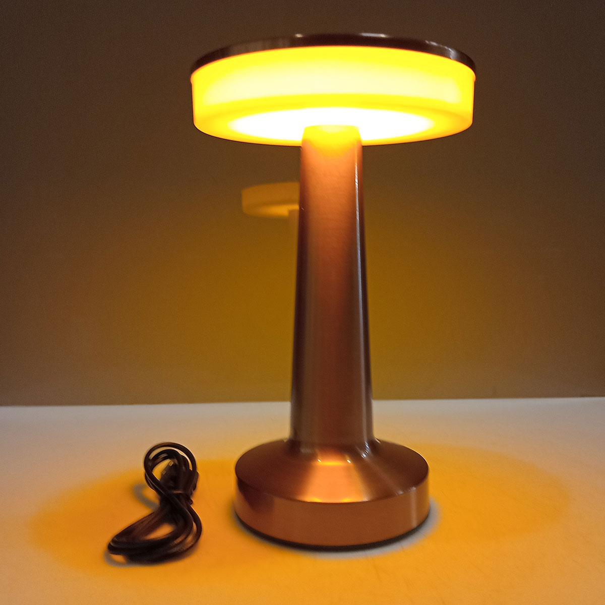 Luminária de LED Mesa USB Metal Cobre 20x12cm - Iluminação Moderna