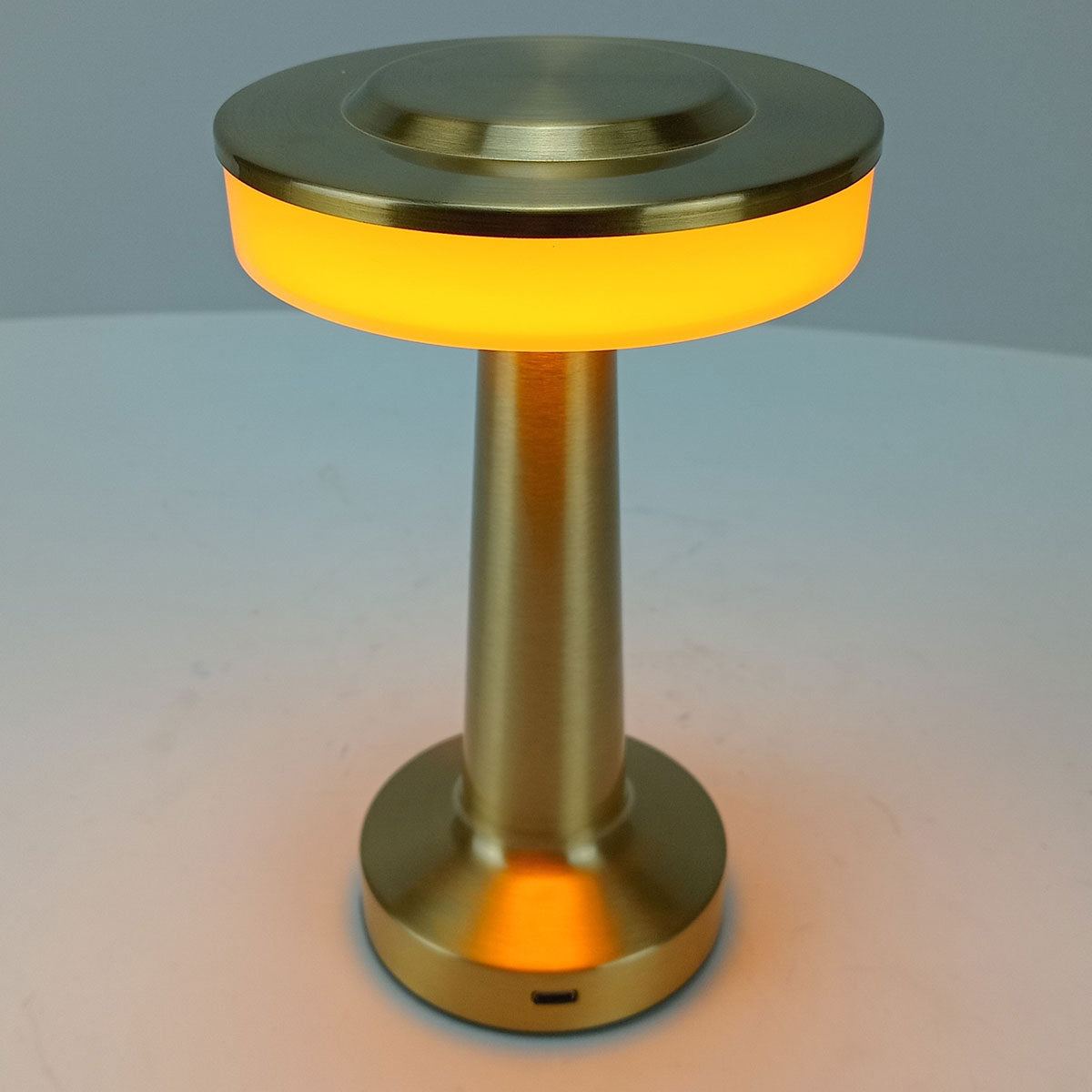 Luminária de Mesa LED USB Dourada Metal 20x12x12cm Ajuste de Intensidade