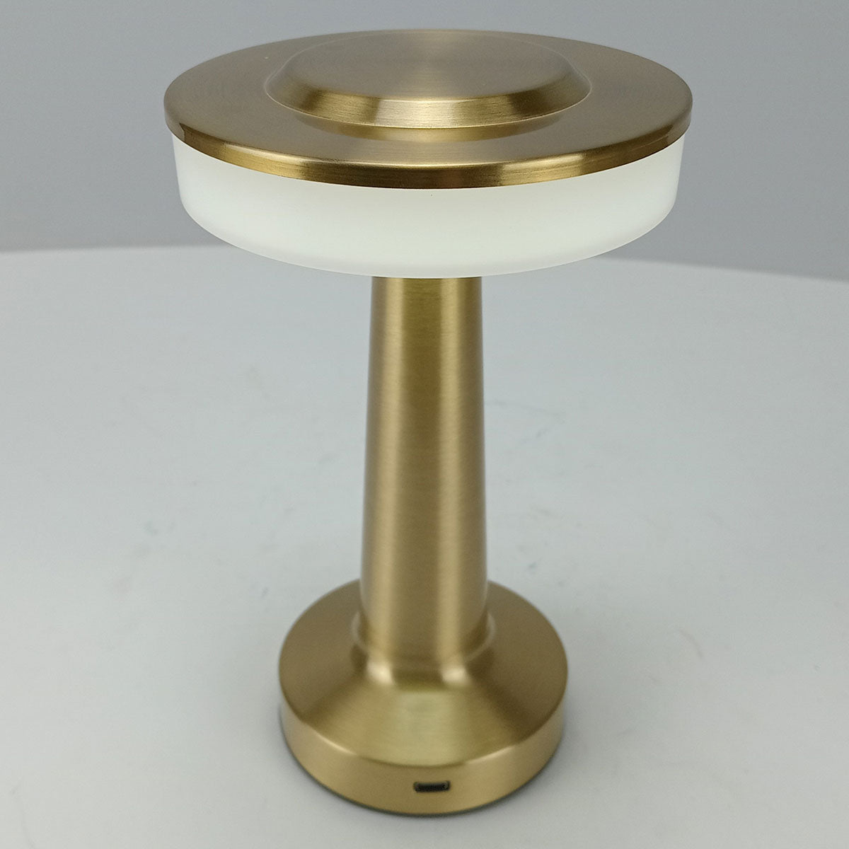 Luminária de Mesa LED USB Dourada Metal 20x12x12cm Ajuste de Intensidade