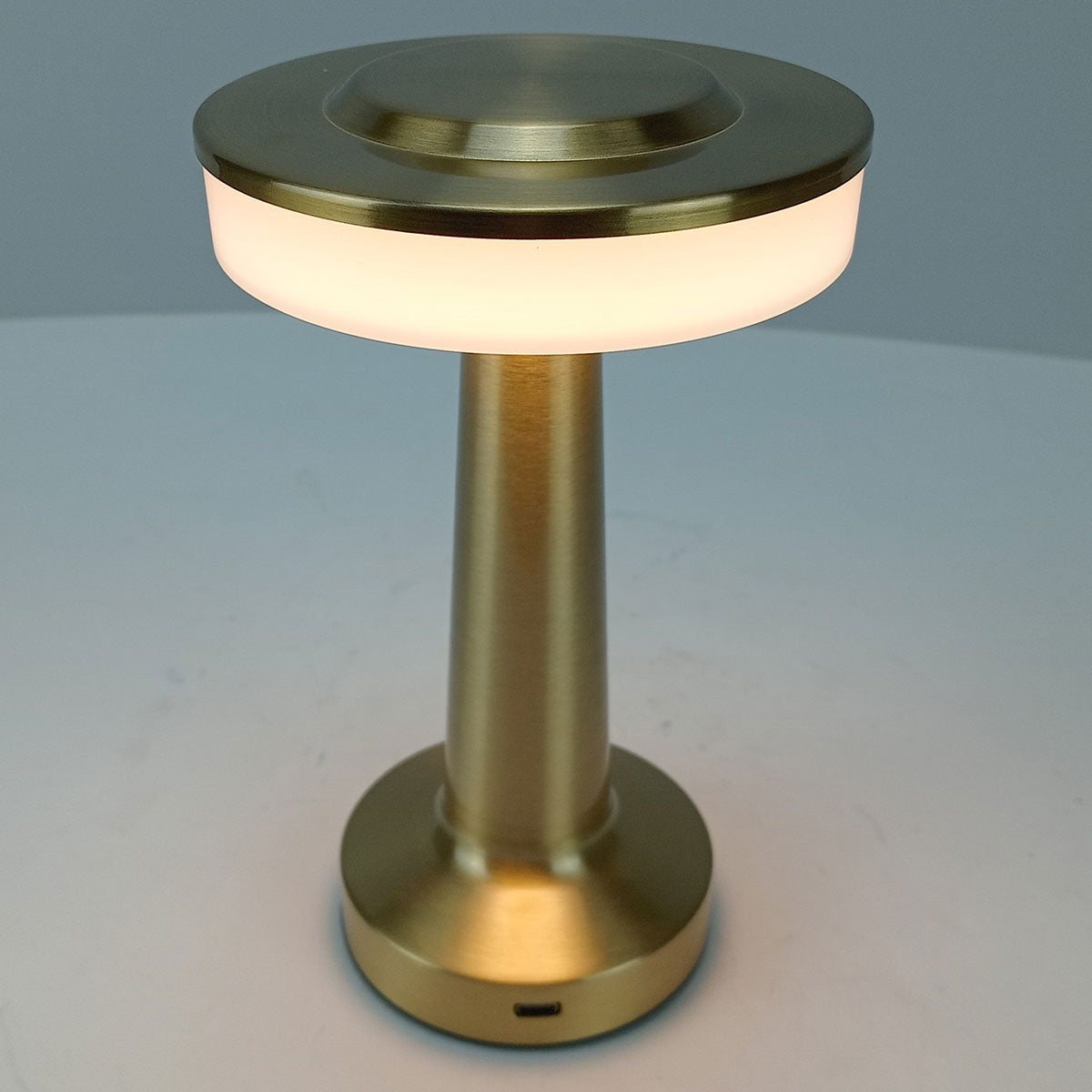 Luminária de Mesa LED USB Dourada Metal 20x12x12cm Ajuste de Intensidade