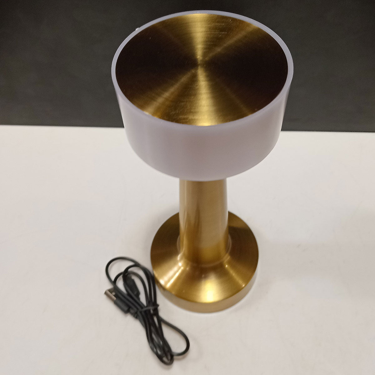 Luminária de LED Mesa USB Metal Dourado 21cm - Iluminação Moderna