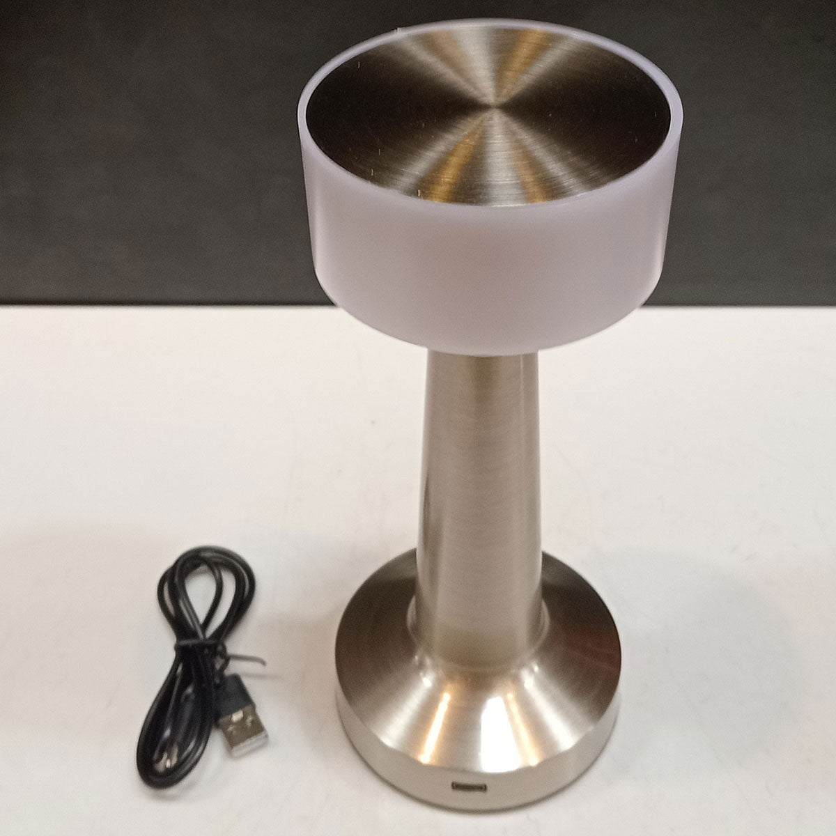 Luminária LED Mesa USB Metal Prata 21x9x9cm - Iluminação Eficiente