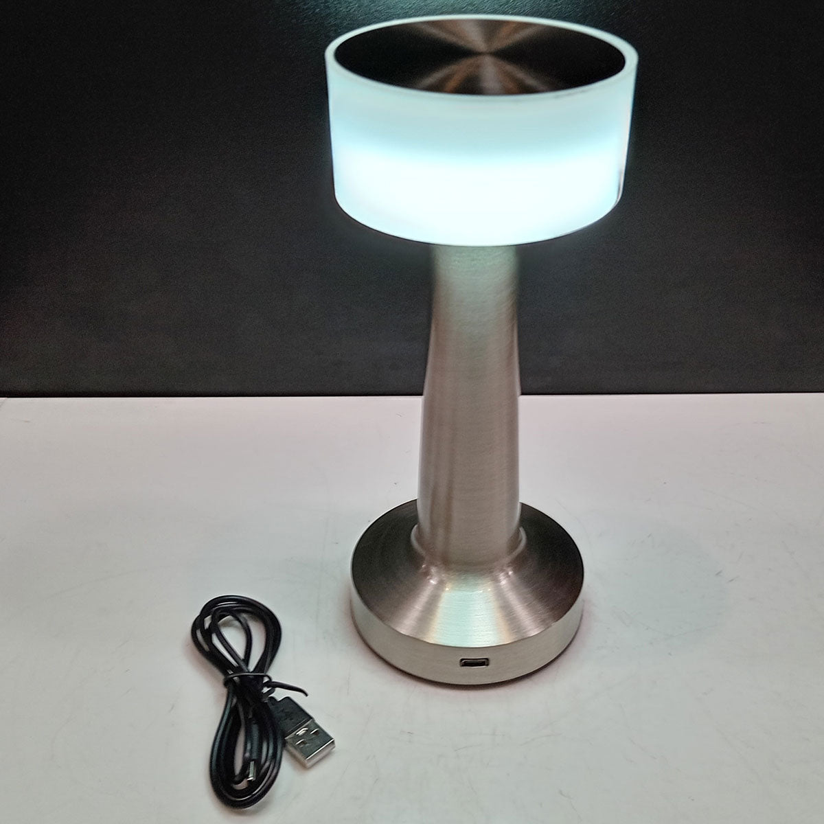 Luminária LED Mesa USB Metal Prata 21x9x9cm - Iluminação Eficiente