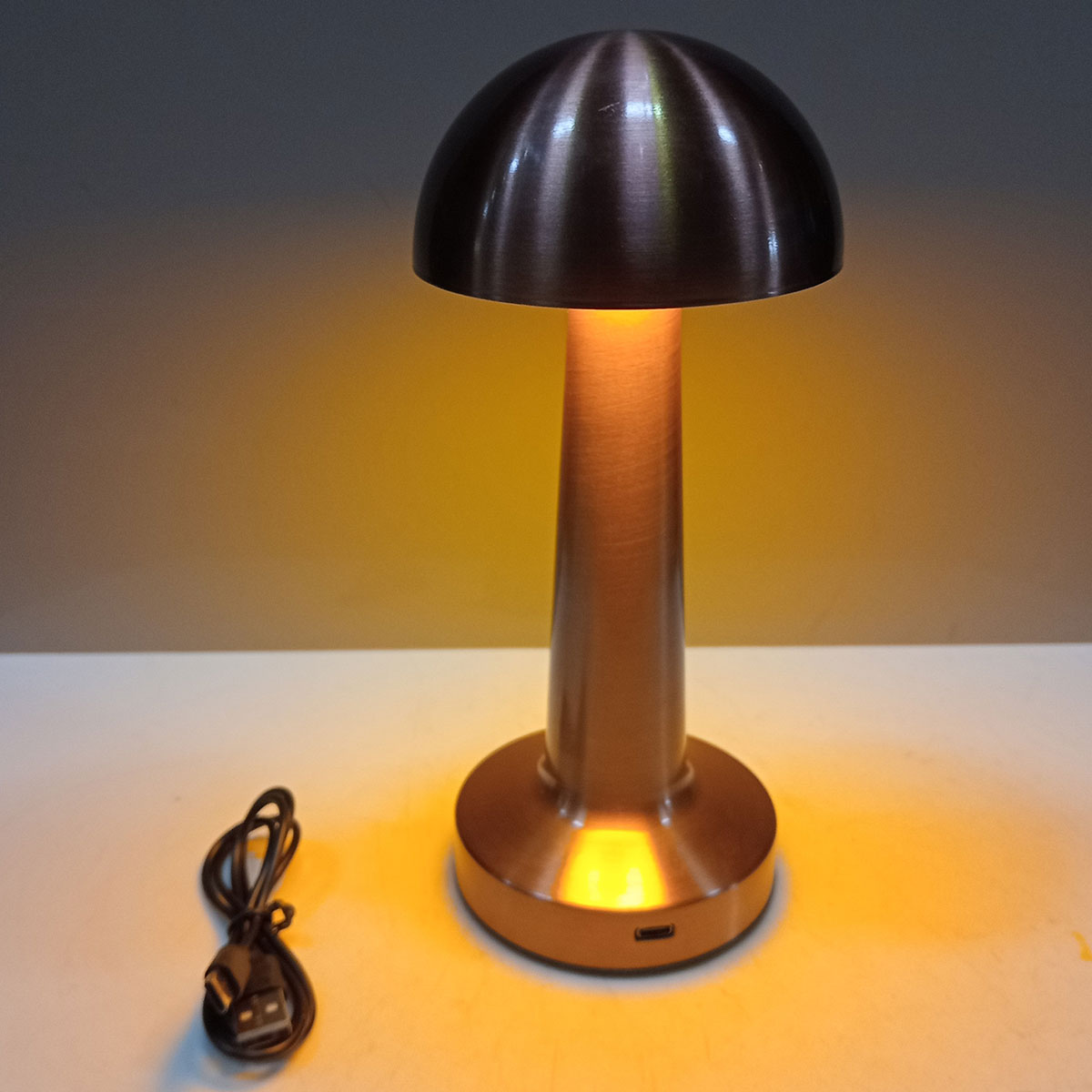 Luminária de LED Mesa USB Metal Cobre 22,5cm - Ajuste de Intensidade