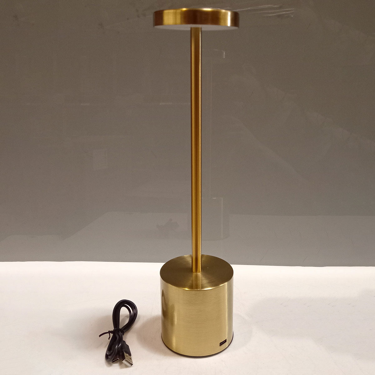 Luminária de LED Mesa USB Dourada Metal 34cm - Iluminação Eficiente