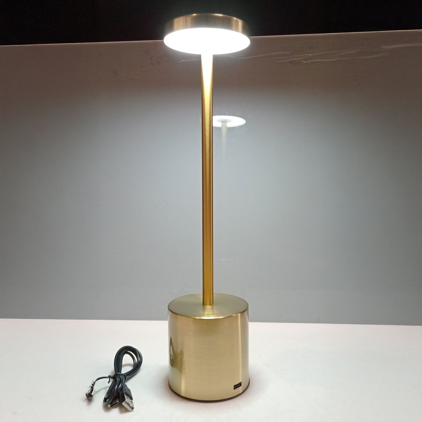 Luminária de LED Mesa USB Dourada Metal 34cm - Iluminação Eficiente