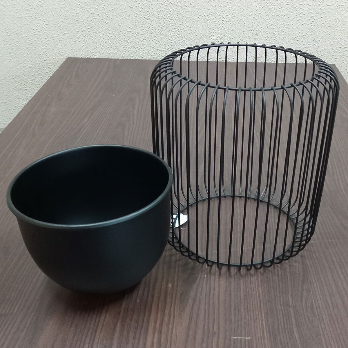 Cachepô de Metal Preto 28x26x26cm para Plantas - Elegante e Durável