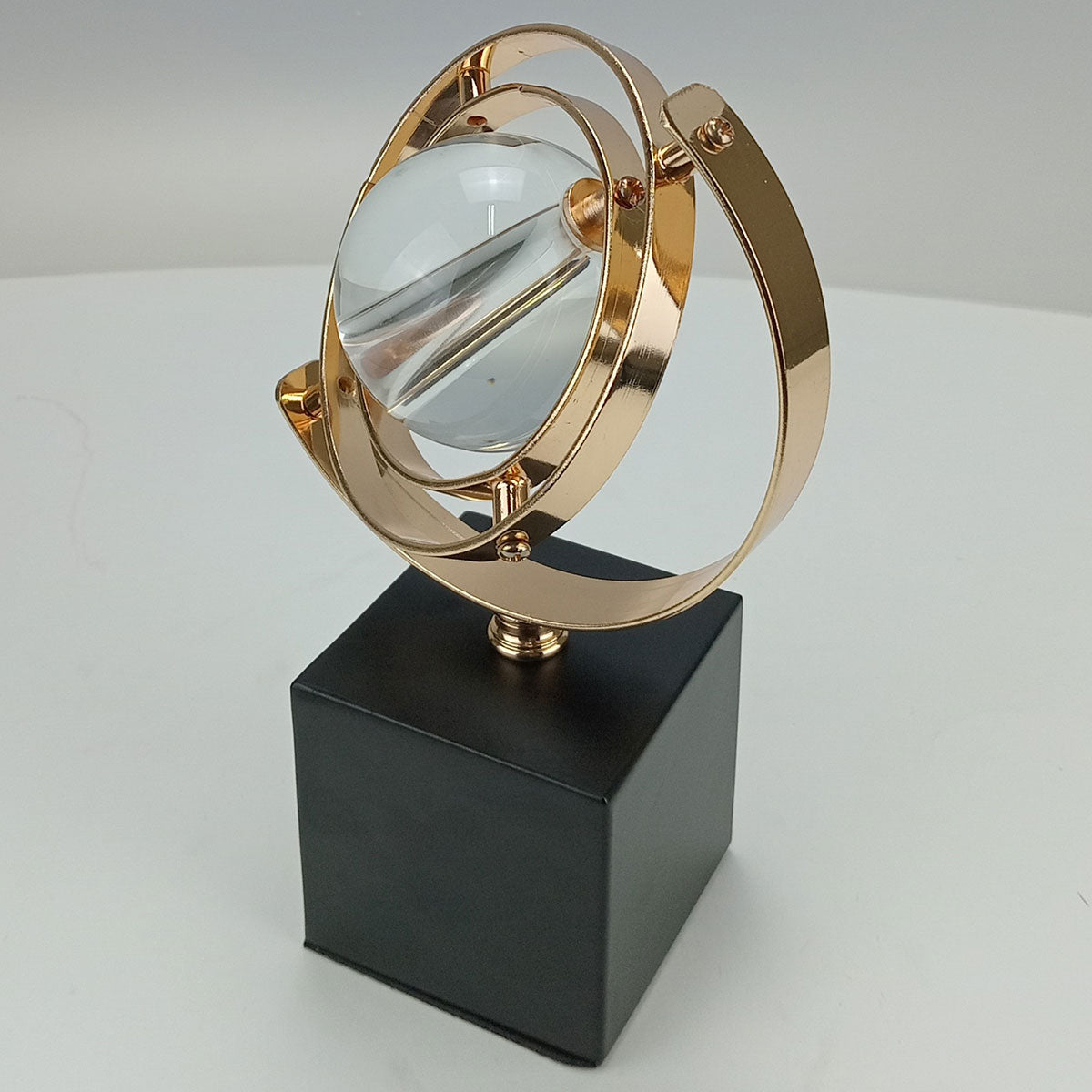 Escultura Decorativa em Metal Dourado 23x15cm para Ambientes