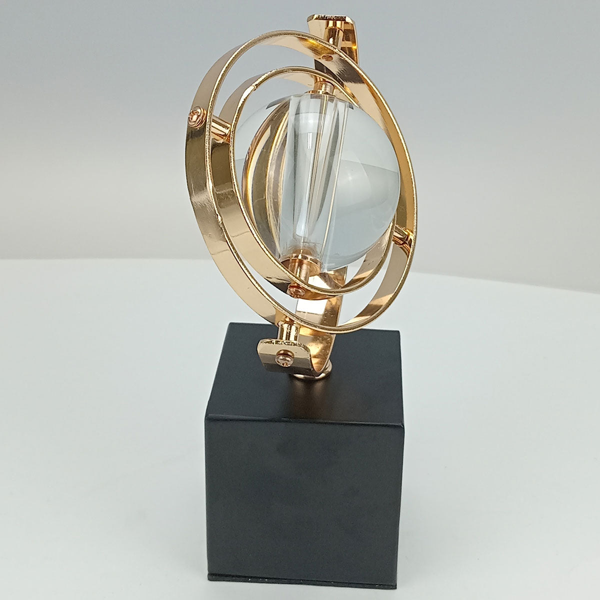 Escultura Decorativa em Metal Dourado 23x15cm para Ambientes