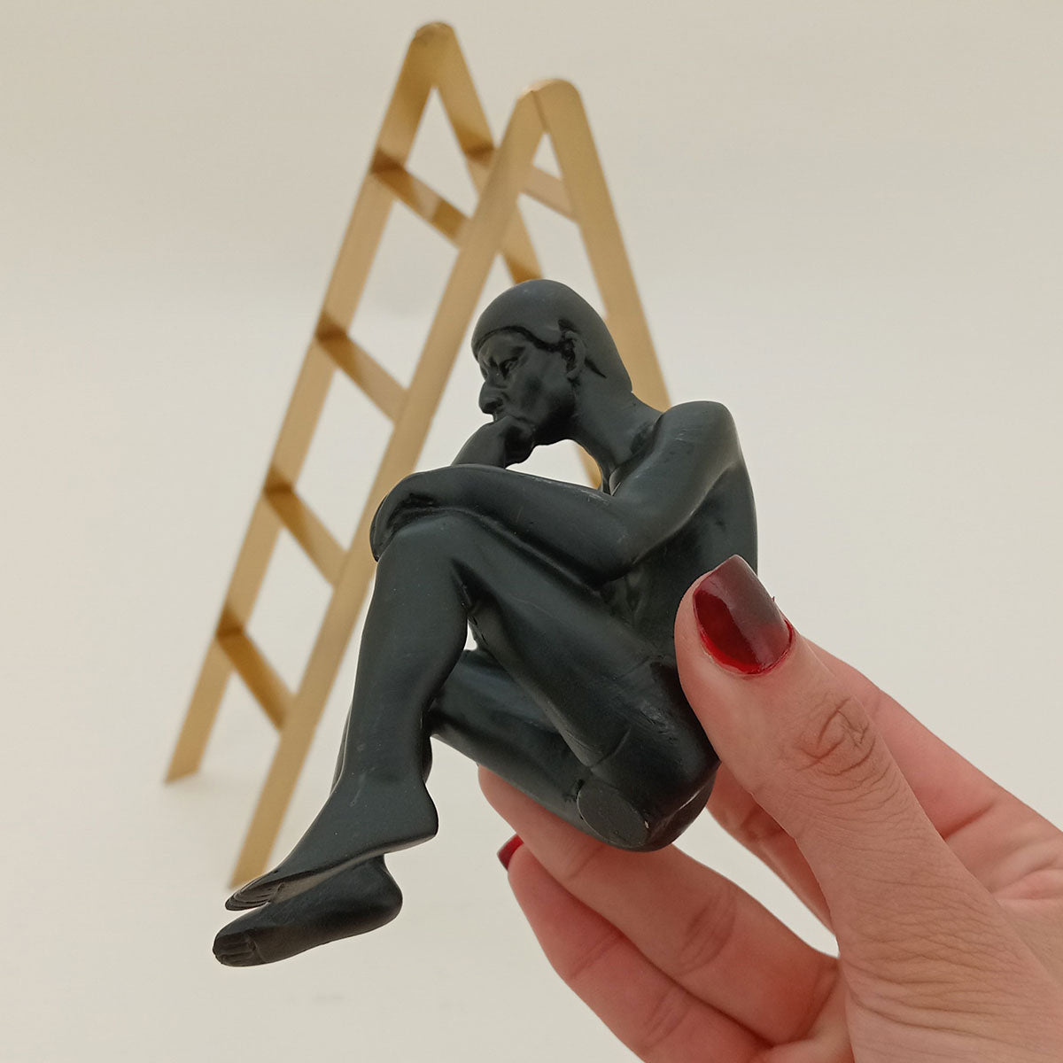 Escultura Decorativa Metal Dourado 31x15x15cm para Decoração