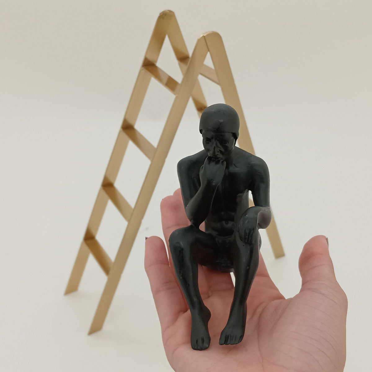 Escultura Decorativa Metal Dourado 31x15x15cm para Decoração