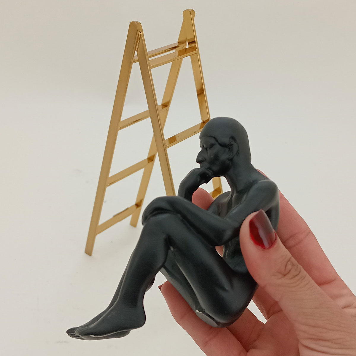 Escultura Decorativa de Metal Dourado 33x27cm - Elegância para Decoração