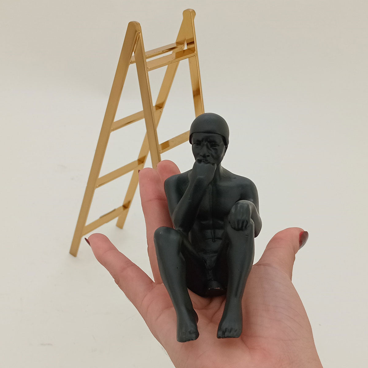 Escultura Decorativa de Metal Dourado 33x27cm - Elegância para Decoração