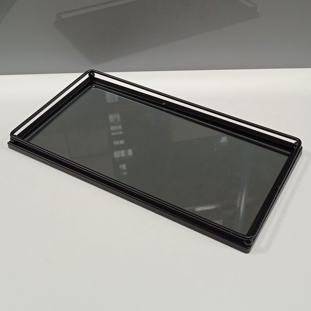 Bandeja Espelhada de Metal 27x14cm Preto - Elegância e Sofisticação