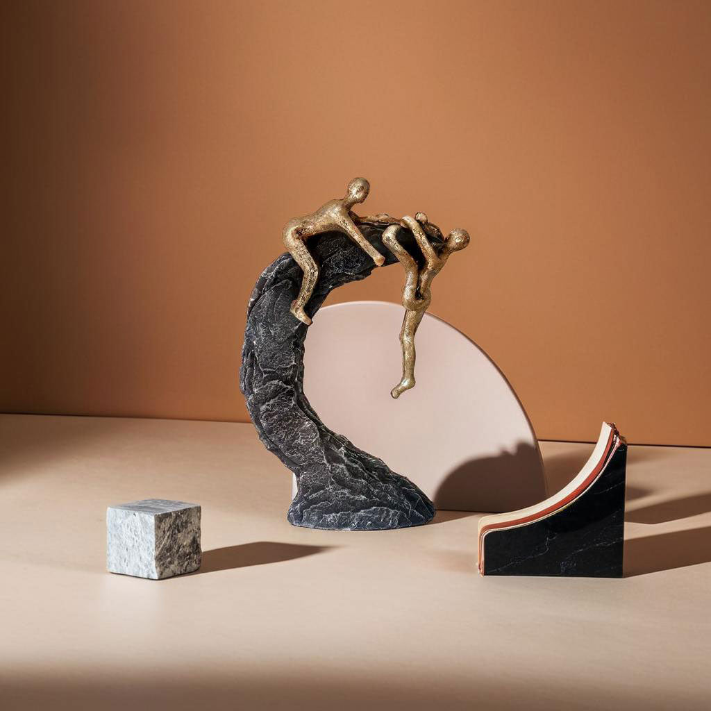 Escultura Decorativa em Resina Dourada 22x15x5cm para Sala e Escritório