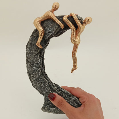 Escultura Decorativa em Resina Dourada 22x15x5cm para Sala e Escritório