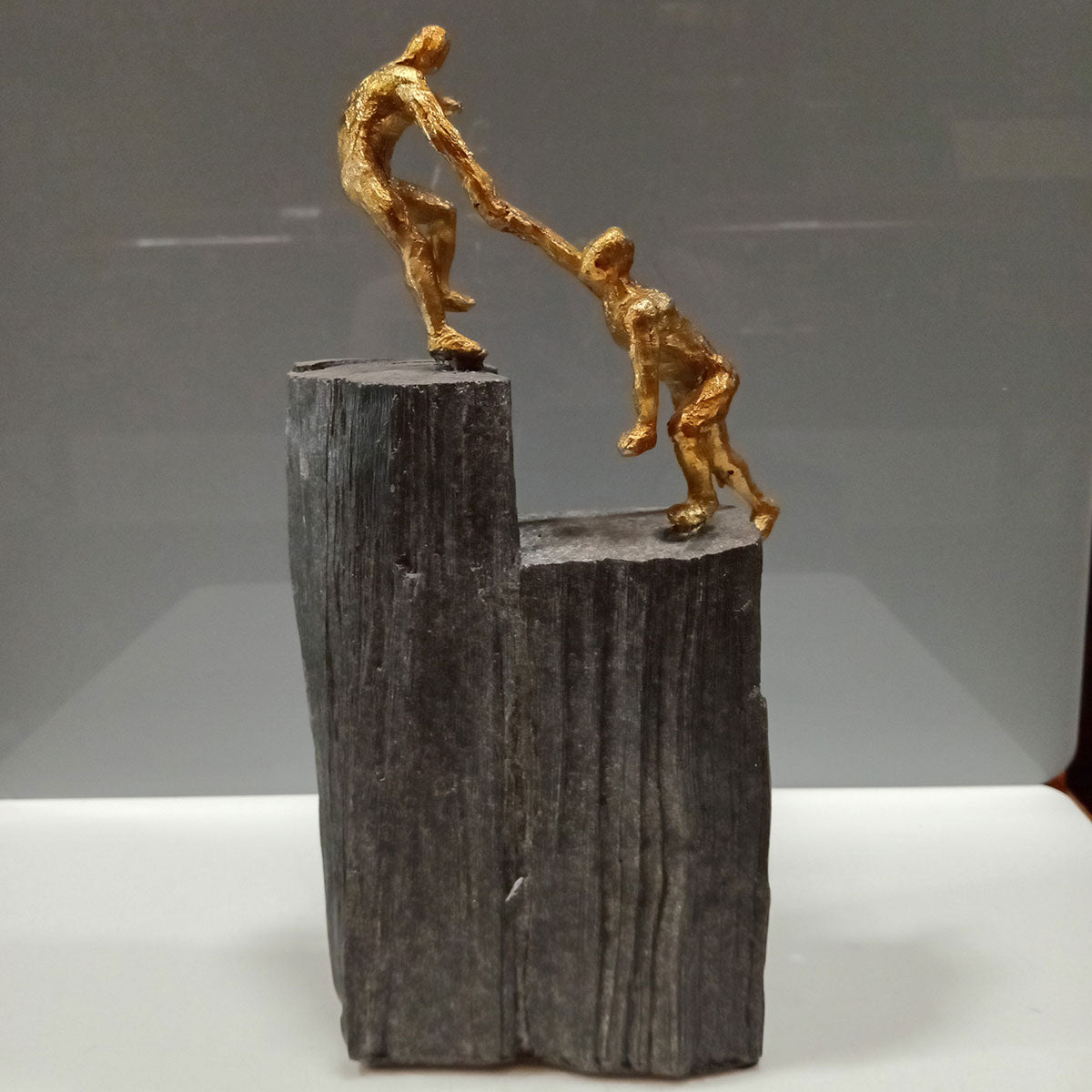 Escultura Decorativa em Resina Dourada 31x16x8cm para Decoração