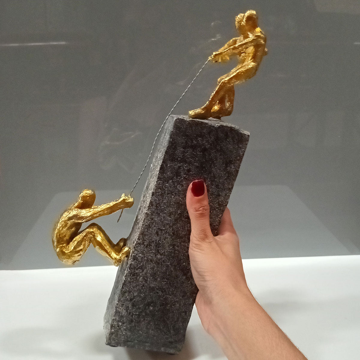 Escultura Decorativa em Resina Dourada 35x15x5,5cm para Decoração