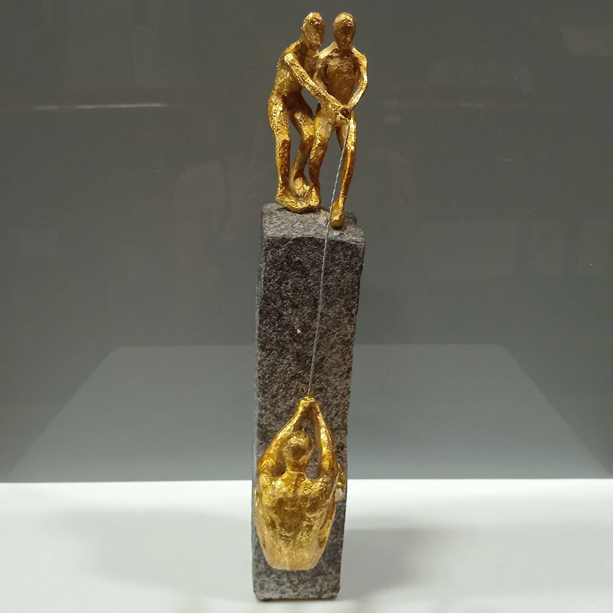 Escultura Decorativa em Resina Dourada 35x15x5,5cm para Decoração