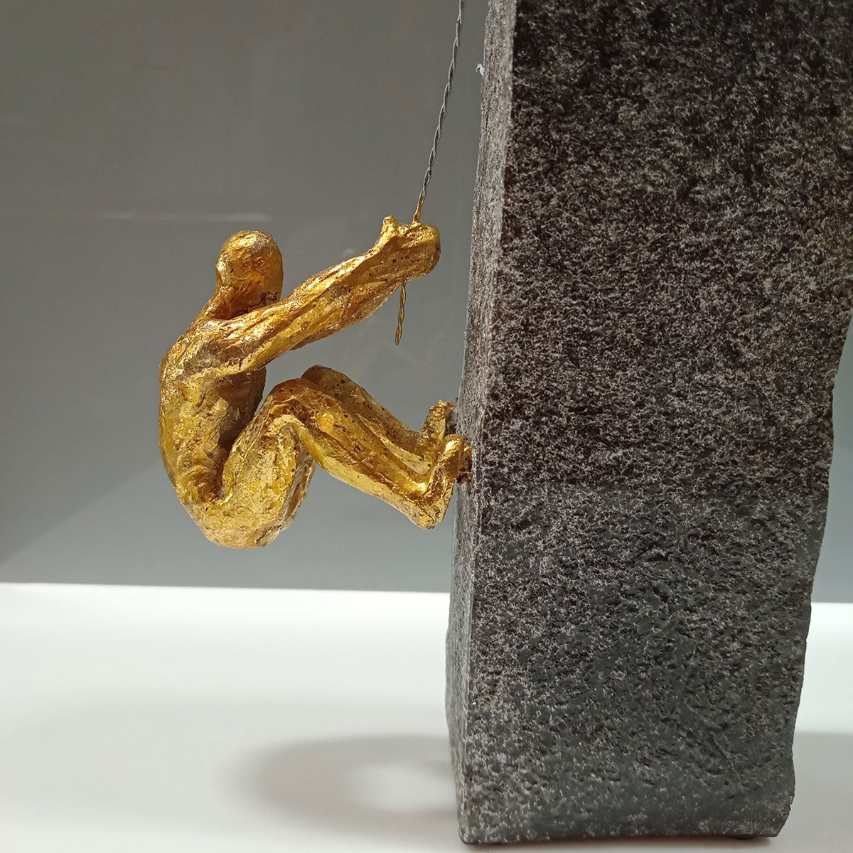 Escultura Decorativa em Resina Dourada 35x15x5,5cm para Decoração