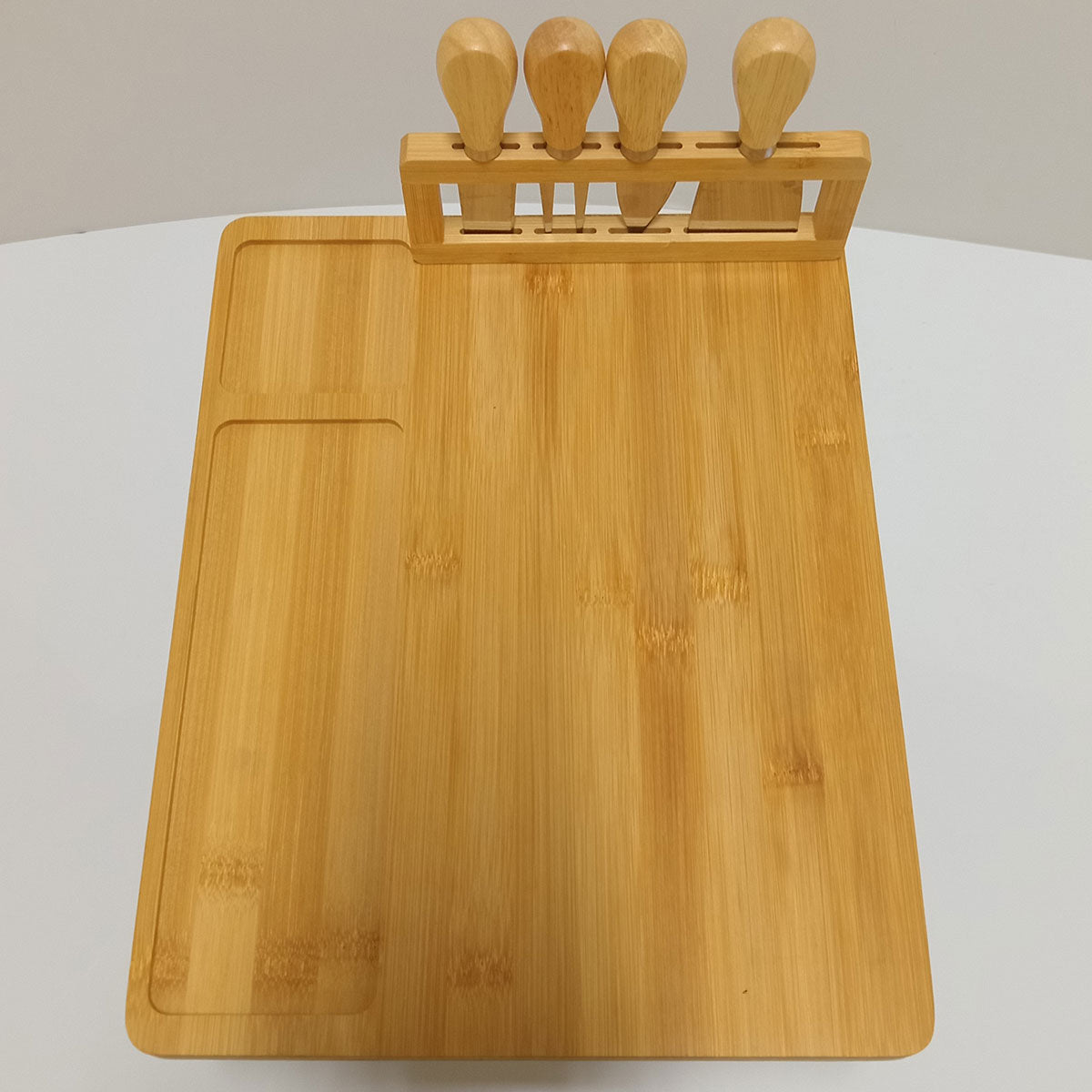 Conjunto de Queijo Home&Co com Tábua de Bambu Natural e Facas 4 Peças