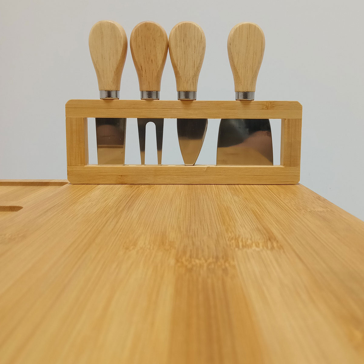 Conjunto de Queijo Home&Co com Tábua de Bambu Natural e Facas 4 Peças