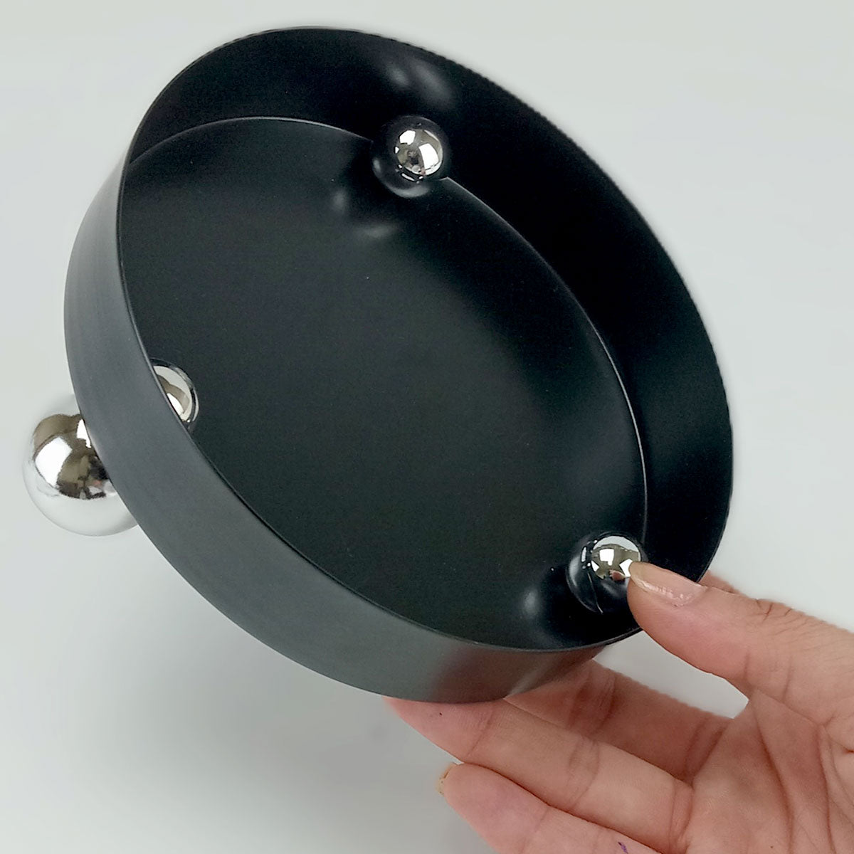 Bandeja Redonda de Metal Preto Home&Co 15x15cm para Servir