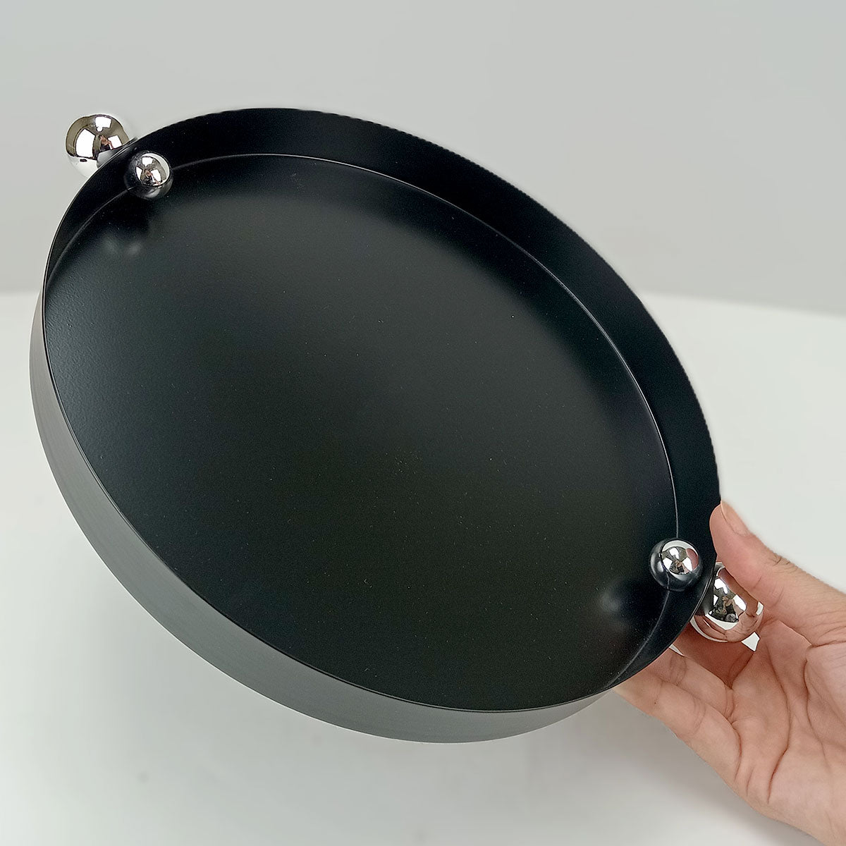 Bandeja Redonda Metal Preto Home&Co 32cm - Elegância para Servir