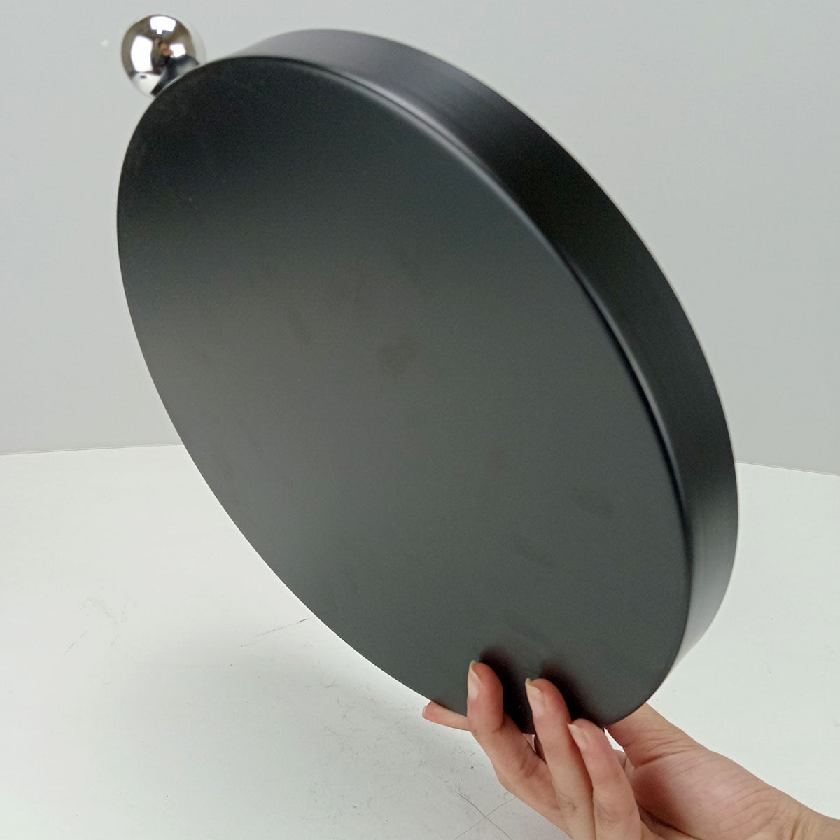 Bandeja Redonda Metal Preto Home&Co 32cm - Elegância para Servir